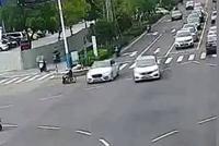 “轮椅老人”倒行过斑马线 一辆警车为他挡住车流