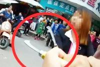 女子当街持刀砍交警 被正面抱摔制服