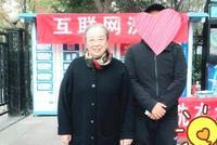 82岁“容嬷嬷”李明启近照曝光 衣着简朴身体硬朗