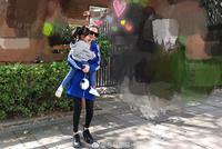 欧弟娇妻晒与女儿亲密合影 JOJO手拿布偶被妈妈抱怀中