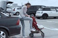 GIF|亲妈把娃和婴儿车一起塞进后备箱:多亏想起来了