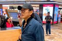 网友偶遇56岁李连杰 戴鸭舌帽黑框眼镜一头黑发状态好