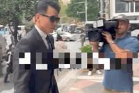 高云翔西装革履黑超遮面出庭 街边偶遇金发美女搭讪