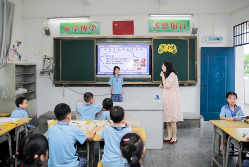 图片来源于受捐学校—江西省油石乡中心小学学校课堂