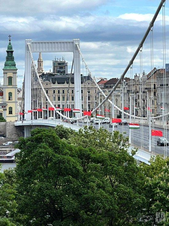 △悬挂中匈两国国旗的布达佩斯伊丽莎白大桥。（总台央视记者石伟明拍摄）
