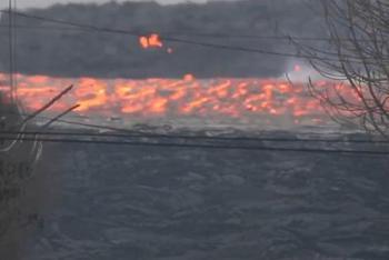 夏威夷火山岩浆奔流入海