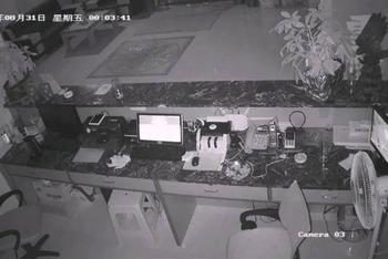 男子自带荷叶挡监控