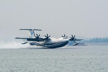 AG600成功水上首飞