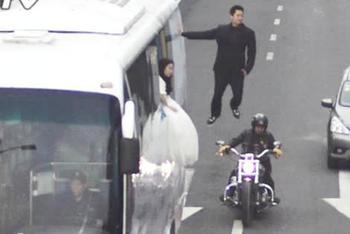 吓人!男子悬浮大巴外