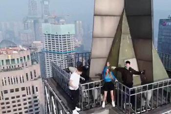 重庆3人爬解放碑跳舞