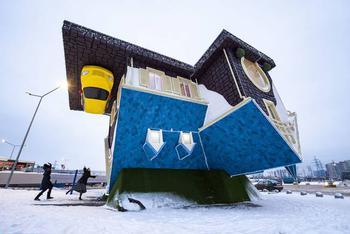 奇!莫斯科现倒置小屋