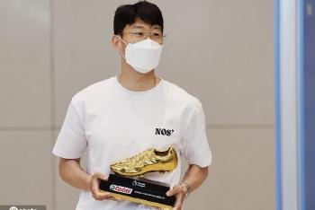孙兴慜返回韩国展示英超金靴