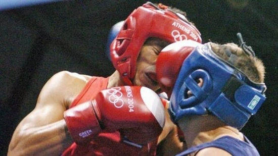 穿红色衣服的拳击运动员获胜的概率略高（图片来源：Getty Images）