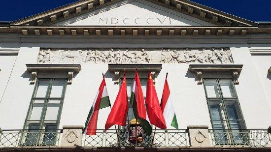 △匈牙利总统府前悬挂的中匈两国国旗。（总台央视记者刘琦拍摄）
