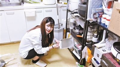 贾妍在厨房收纳