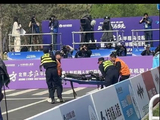 宇树H1半马赛场终点“累倒”，工作人员担架紧急处置