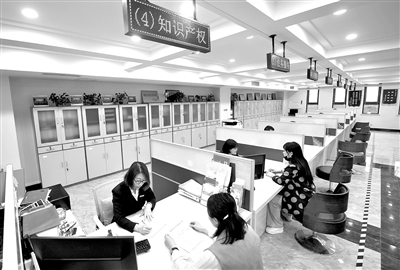 河北省三河市兴远高科产业园设立企业服务中心，为企业提供“一站式”服务。记者 王晓 摄