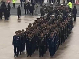 现场来了！解放军和武警部队代表团步入会场