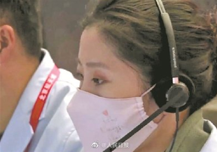 口罩上印着特殊“代码”的小姐姐 张心言