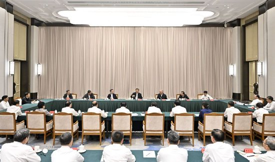 　　9月7日下午，中共中央总书记、国家主席、中央军委主席习近平在黑龙江省哈尔滨市主持召开新时代推动东北全面振兴座谈会并发表重要讲话。 新华社记者 殷博古 摄