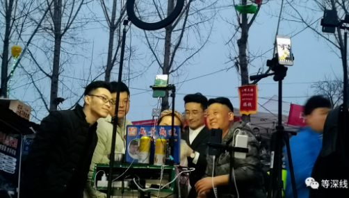 程运付门前的主播。 《等深线》记者 郑丹 摄