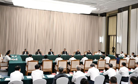 　　9月7日下午，中共中央总书记、国家主席、中央军委主席习近平在黑龙江省哈尔滨市主持召开新时代推动东北全面振兴座谈会并发表重要讲话。 新华社记者 谢环驰 摄