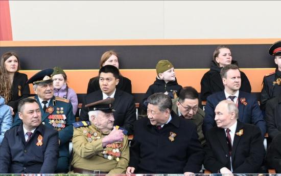 当地时间5月9日,俄罗斯举行盛大庆典,纪念苏联伟大卫国战争胜利80周年。国家主席习近平和来自世界20多个国家及国际组织领导人应邀出席庆典。新华社记者谢环驰摄