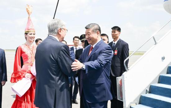 当地时间6月16日中午,国家主席习近平乘专机抵达阿斯塔纳,应哈萨克斯坦共和国总统托卡耶夫邀请,出席第二届中国-中亚峰会。习近平抵达阿斯塔纳纳扎尔巴耶夫国际机场时,托卡耶夫总统率高级官员热情迎接。新华社记者谢环驰摄