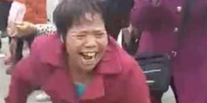 激情大妈为拔河加油 咬牙切齿每帧都是表情包