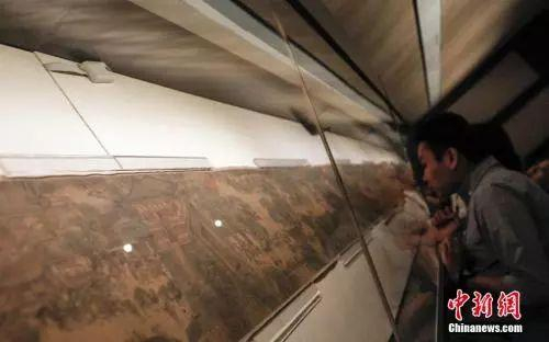 　　资料图：2015年，北宋张择端《清明上河图》全卷铺开陈列展出。正是这次展览引发了“故宫跑”。中新社发 张浩 摄