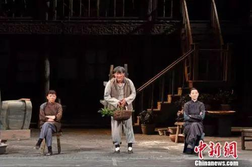 资料图：人艺《窝头会馆》再登首都剧场，开票当日引起观众排队购票。李春光 摄