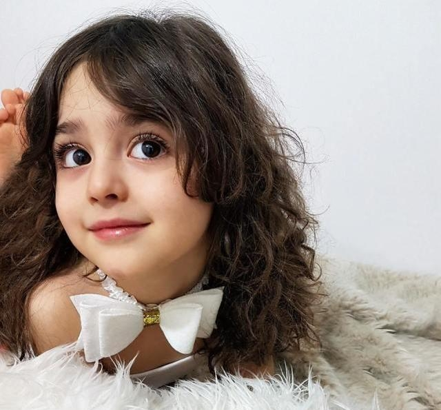 女儿太美走路都能收到花 父亲辞职做贴身保镖