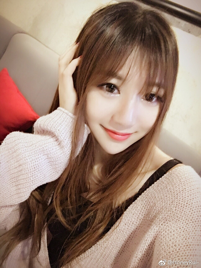 首经贸校花晒写真身材大赞