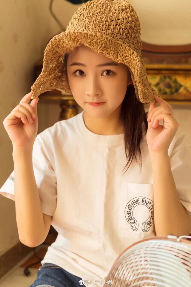 贵州大学校花爽朗阳光 森系写真惹人爱