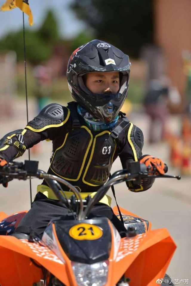 胡军儿子近照曝光 小小年纪荷尔蒙爆棚