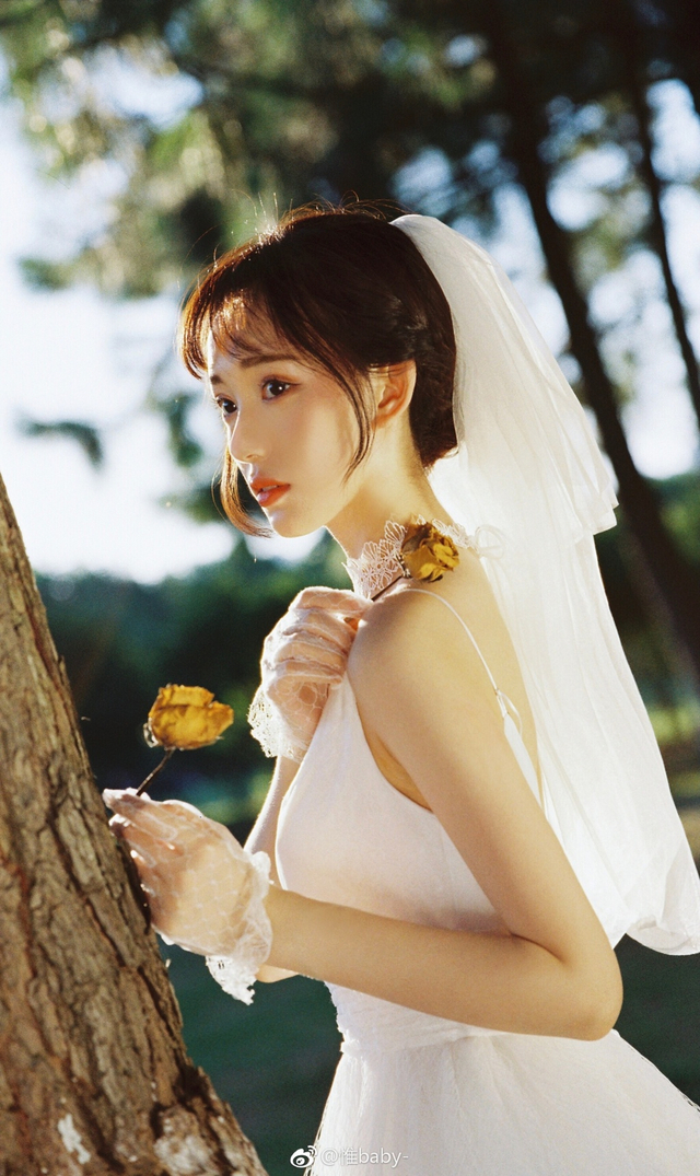 江西师范大学校花晒写真 五官精致神情温柔