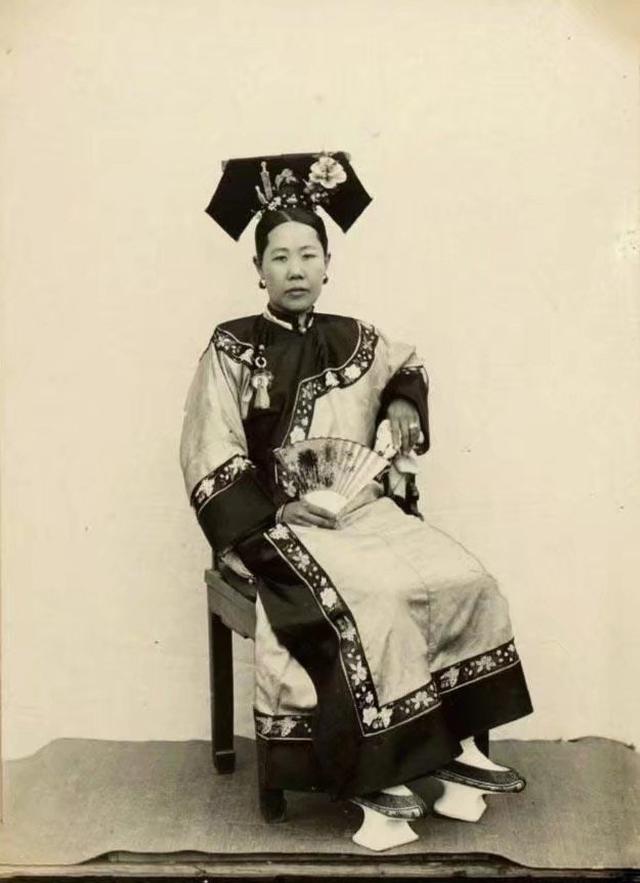 清朝女性服饰特点图片