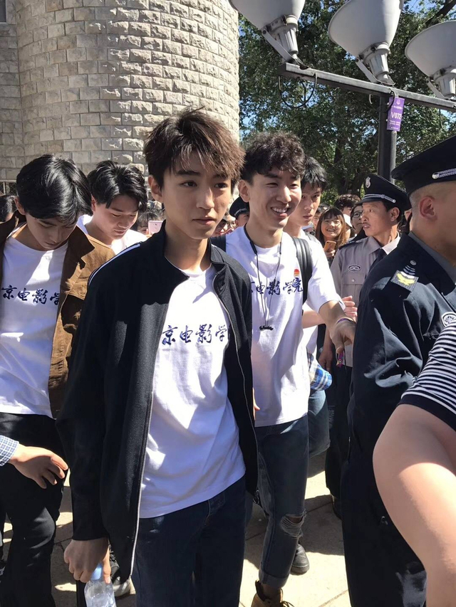 组图:王俊凯现身北京理工大学 致敬青春