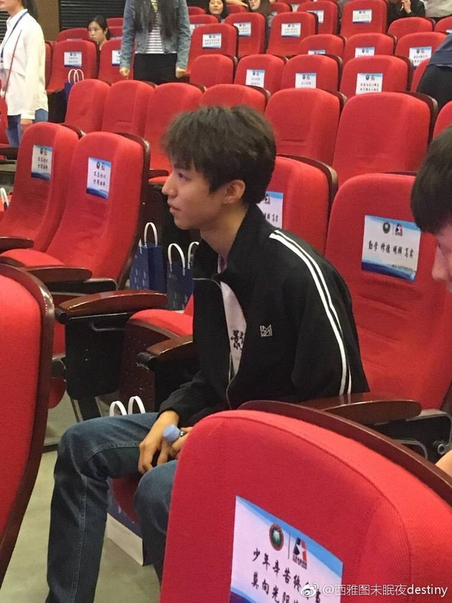 组图:王俊凯现身北京理工大学 致敬青春