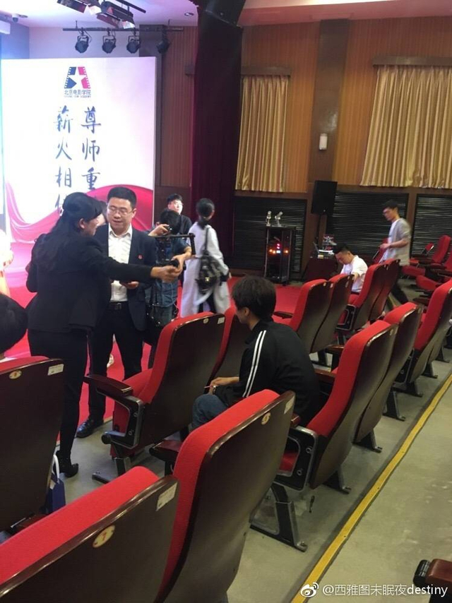 组图:王俊凯现身北京理工大学 致敬青春