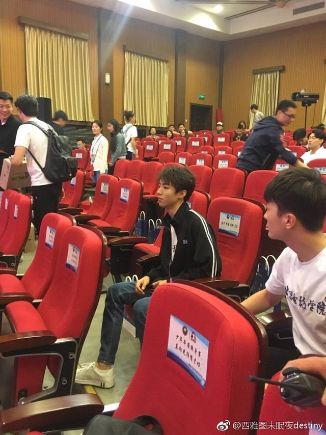 组图:王俊凯现身北京理工大学 致敬青春