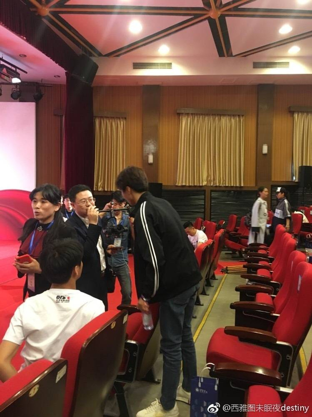 组图:王俊凯现身北京理工大学 致敬青春