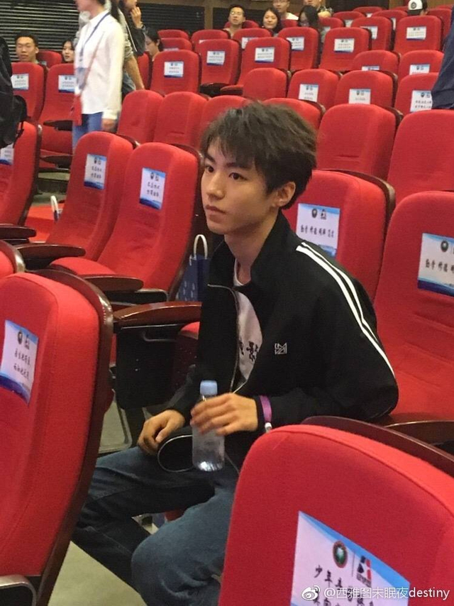 组图:王俊凯现身北京理工大学 致敬青春