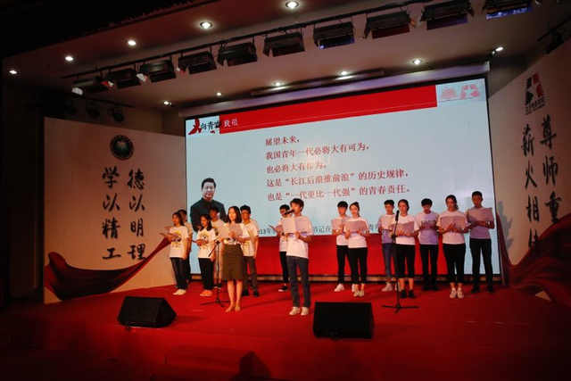 组图:王俊凯现身北京理工大学 致敬青春