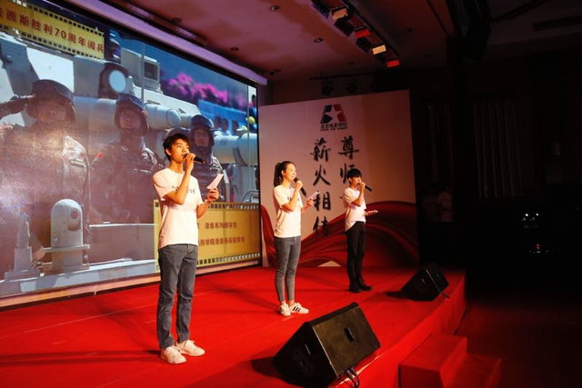 组图:王俊凯现身北京理工大学 致敬青春