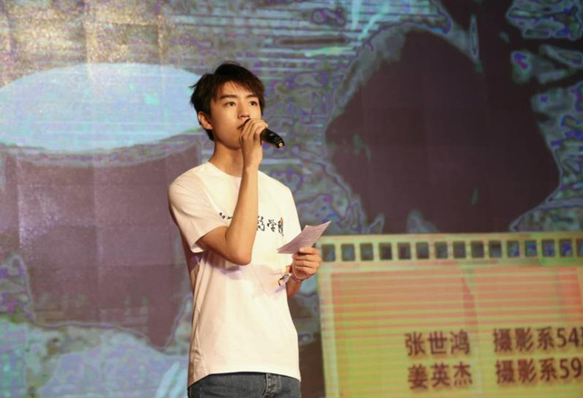 组图:王俊凯现身北京理工大学 致敬青春