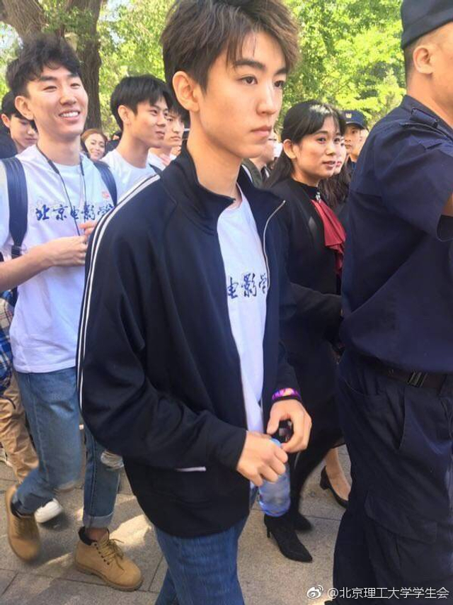 组图:王俊凯现身北京理工大学 致敬青春