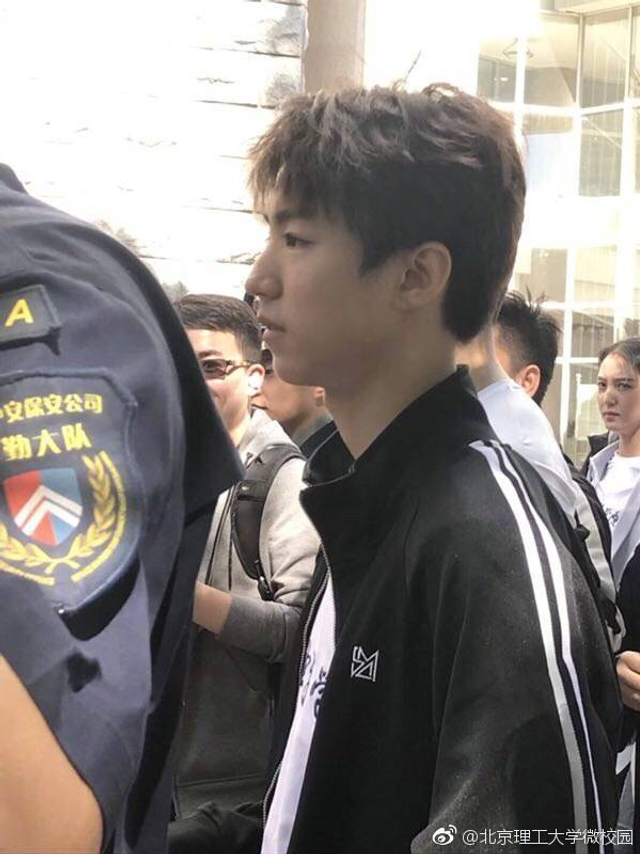 组图:王俊凯现身北京理工大学 致敬青春