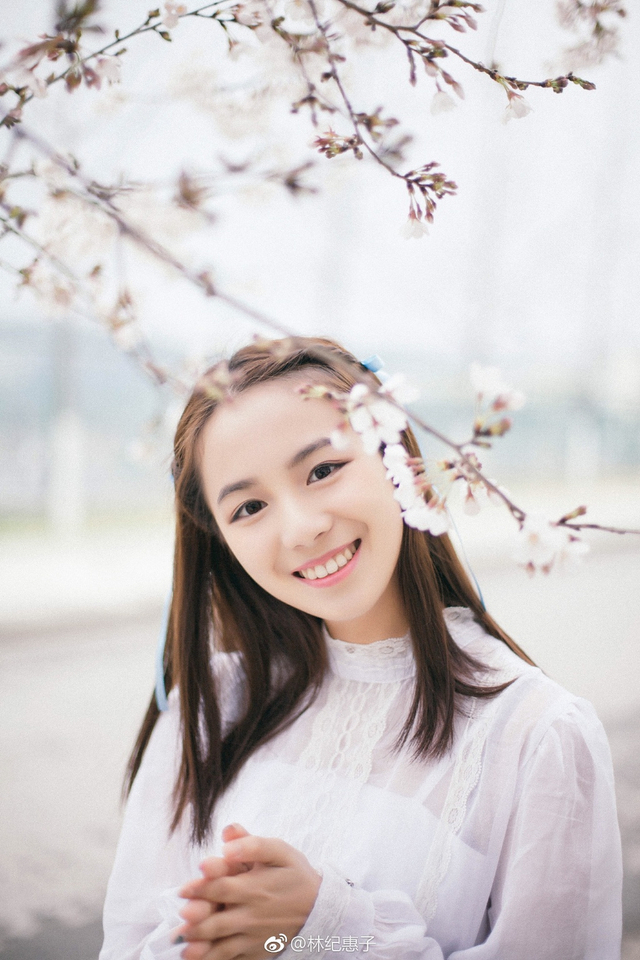 32         近日,南京某高校校花林纪惠子一组校服写真走红网络.