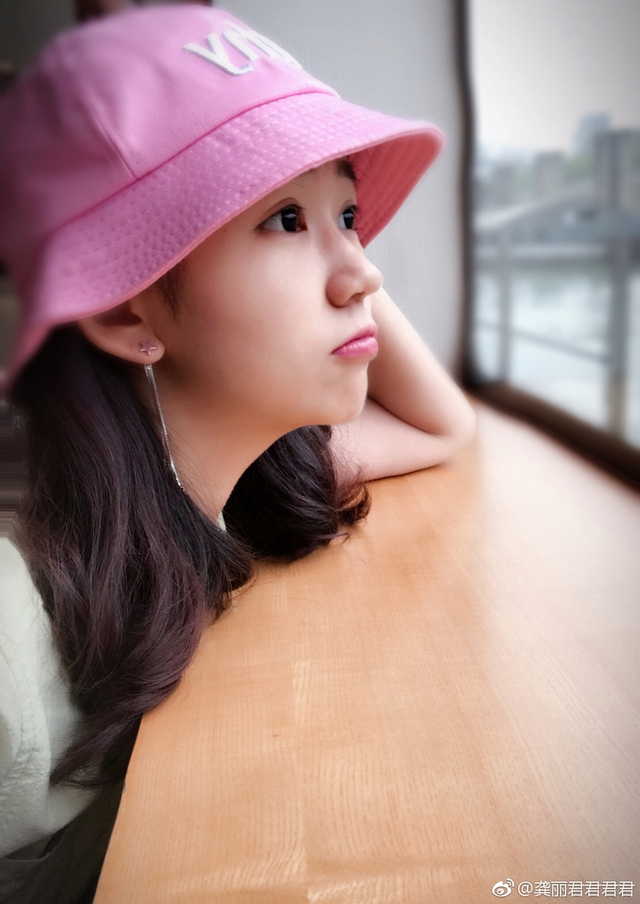 23           近日,一空姐龚丽君君君君 微博晒几组写真.